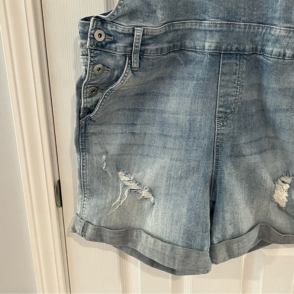 Torrid Stretch Denim
Jean Short Overalls. Distressed Cuffed Hem. Size 16 - Picture 3 of 9